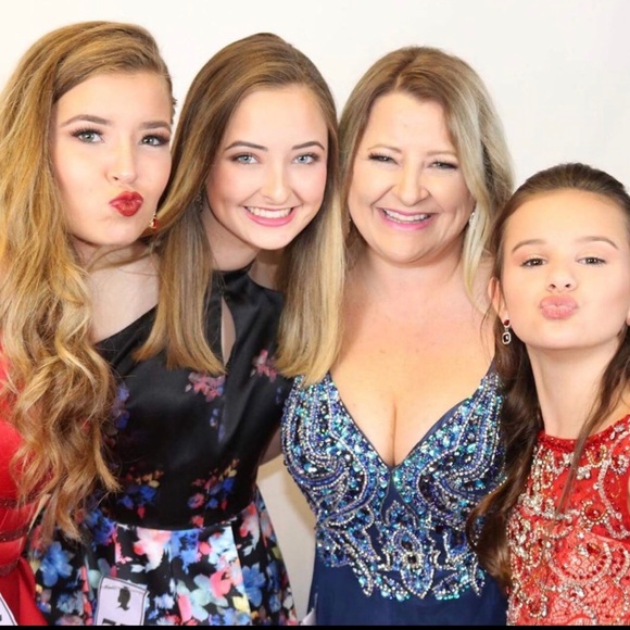 Meet your Posher, Niki - Picture 2 of 5